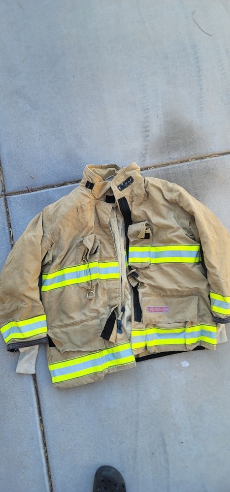 2017 Globe Gxtream 3.0 Turnout Jacket  48 X 32
