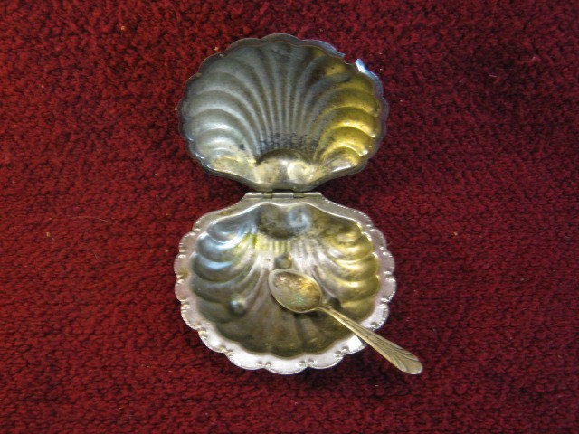 Silver Plated Hinged Clam Shell Sugar Dish With Spoon- 5” Diameter