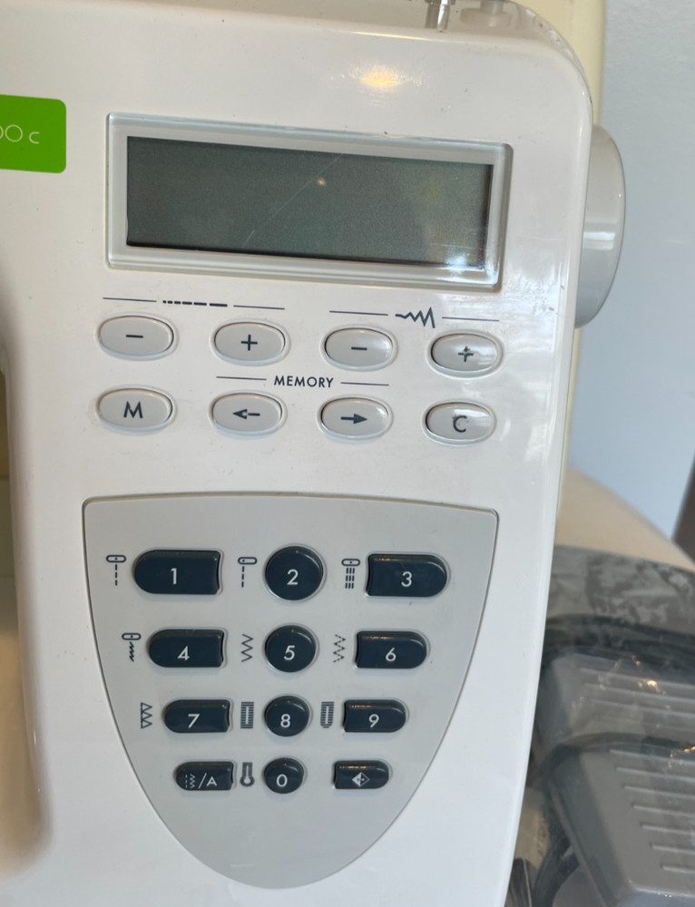 Pfaff Smart 200c Computerized Sewing Machine – 40 Stitches