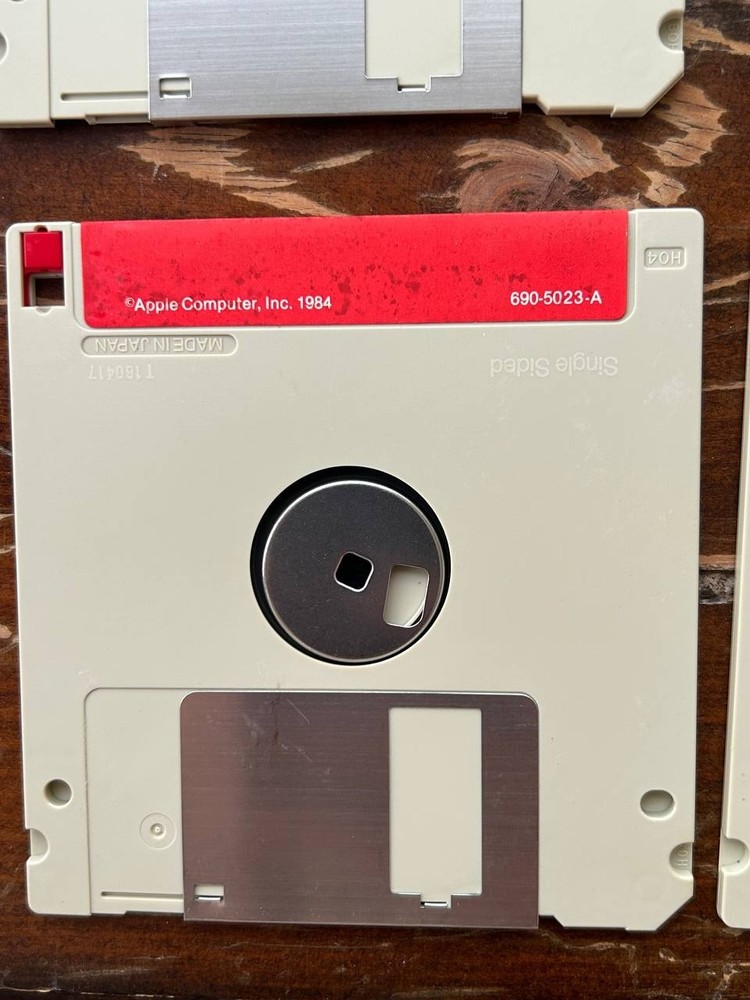 Apple Macintosh MacWrite. MacPaint. Mac software 1984 128K