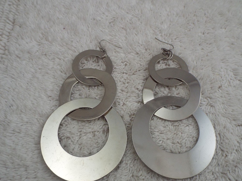 Silvertone Rings Pierced Earrings (J50)