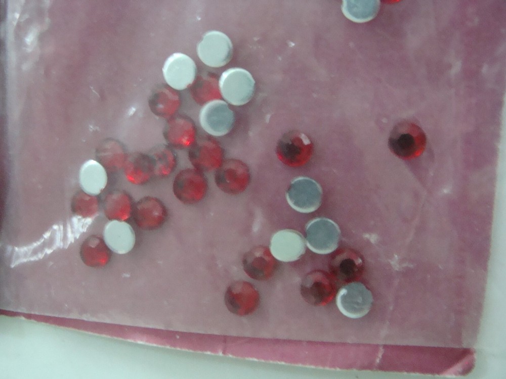 VTG Acrylic Rhinestones 30 pcs 5mm Ruby Red