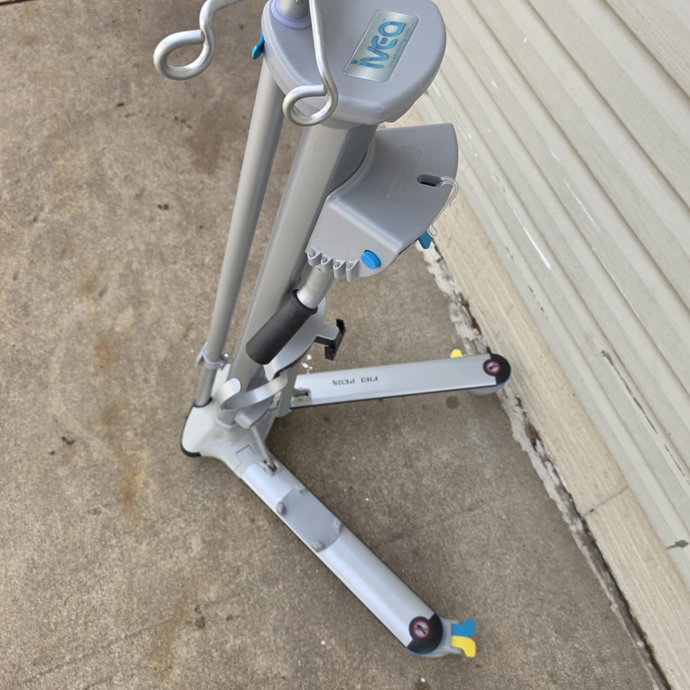 Firefly Medical IVEA 500A Mobile Ambulation Patient Cart Missing Front Wheels.
