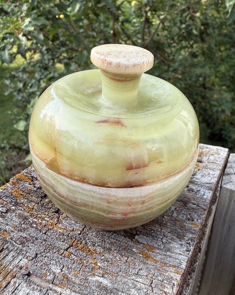 Onyx Apple Jar 4” – Hand-Carved Stone Decorative Container
