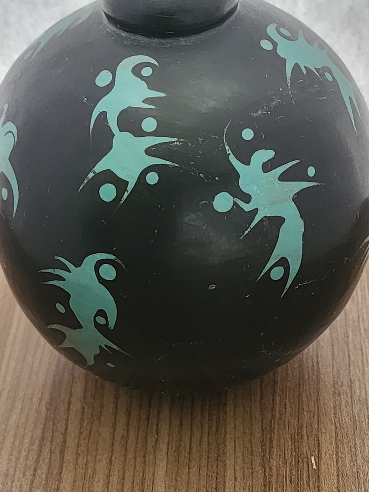 Beautiful Vintange Peruvian Vase Signed