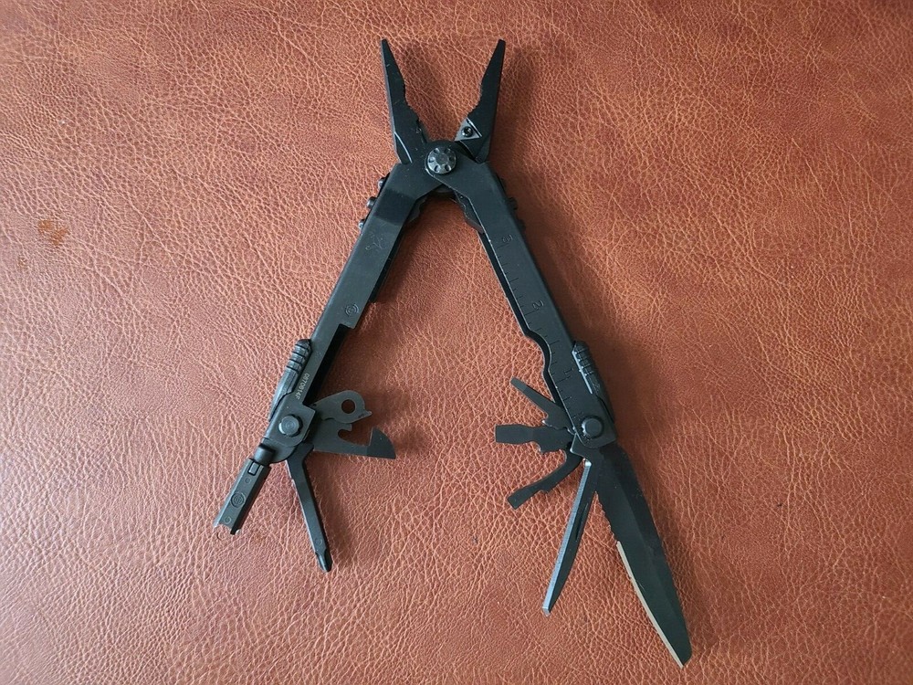 Gerber multi tools MP600 MP400 stainless black sight tool diesel good condition