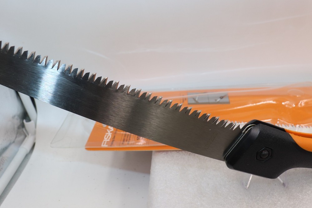 Fiskars 10” Blade Folding/Locking Power Tooth Pruning Saw