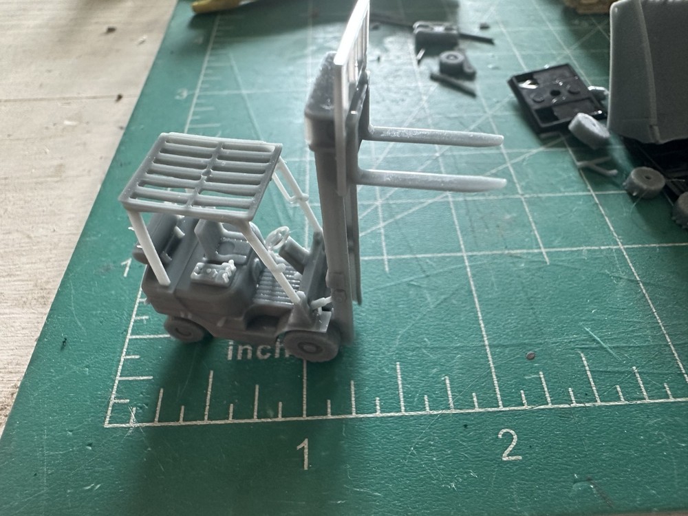 HO Scale Forklift with adjustable mast