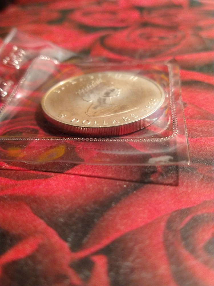 1989 $5 **SILVER** CANADA MAPLE LEAF QUEEN ELIZABETH IN ORIGINAL PLASTIC CASING