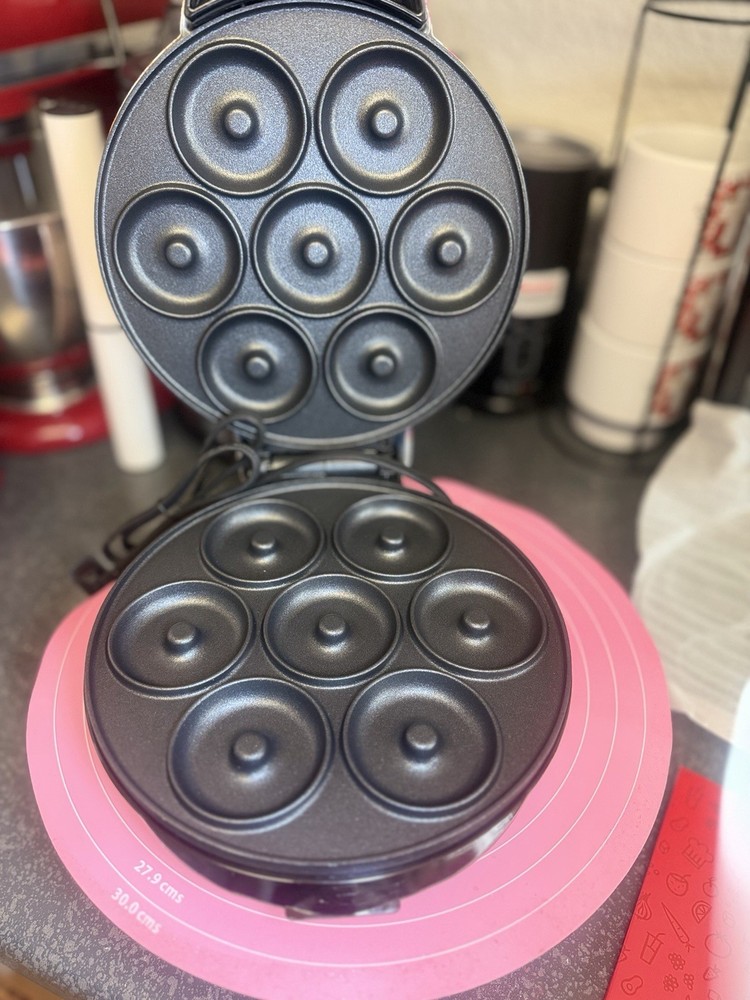 DASH Express Mini Donut Maker Non-Stick 7 Compartments White Multicolor Electric