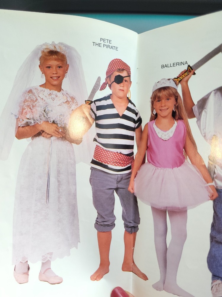 Annies Plastic Canvas Dress-Up Pattern Booklet