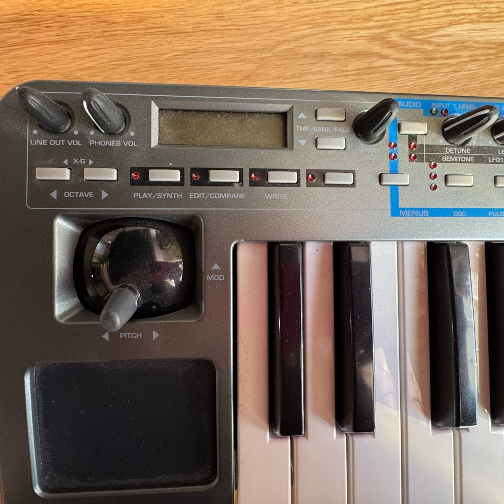 Novation Xio 25 Virtual Analog Synthesizer Controller Keyboard XioSynth 25