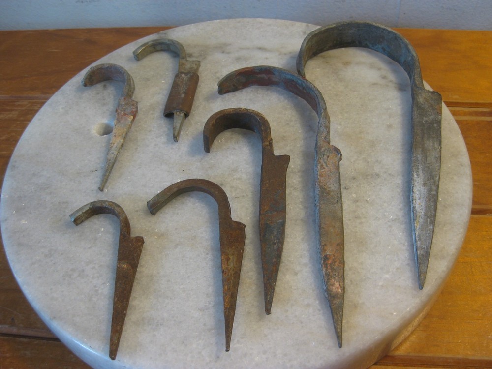 7 x VINTAGE Masonry Hooks (Different Sizes)