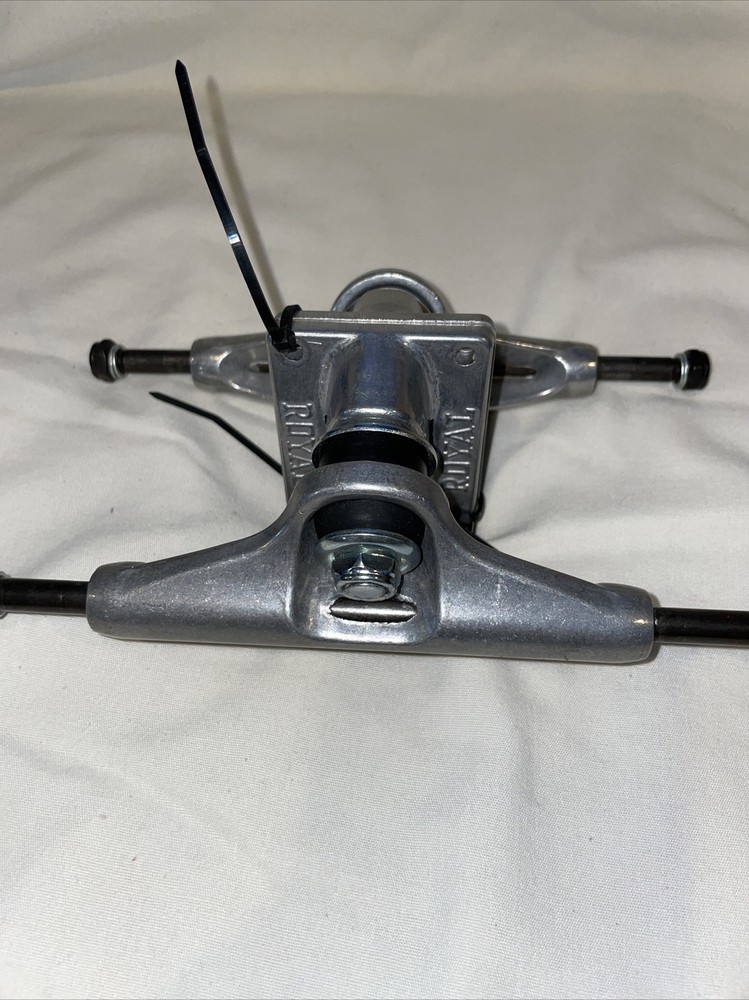 Silver And Black Royal Skateboard Trucks