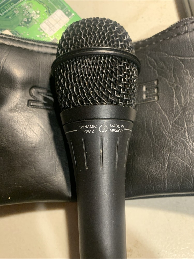 Shure AXS 3 Black WiredHandheld Dynamic Microphone With Case