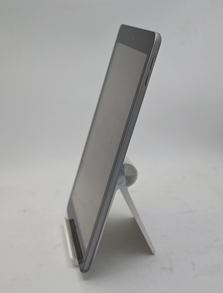 Apple ipad A1822 (MP2F2LL/A) (5th Gen) 32GB