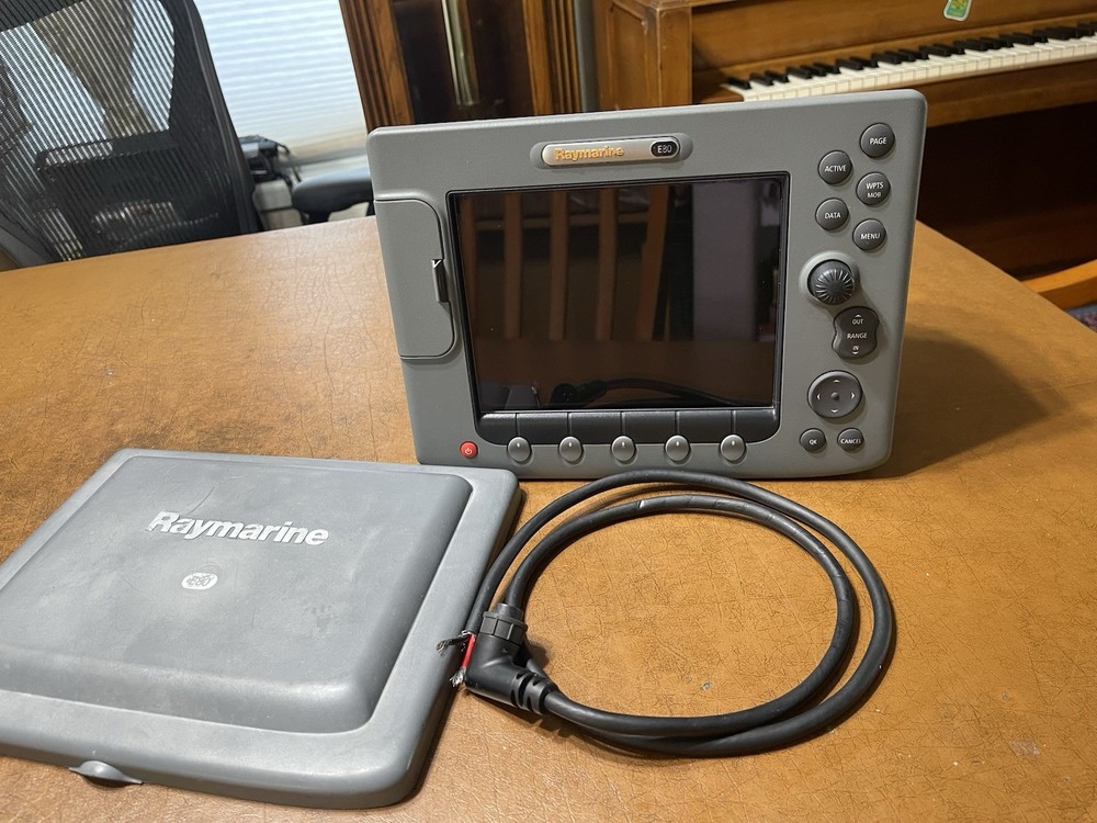 Raymarine E80 GPS/Chartplotter/MFD Great Condition with power cable and suncover