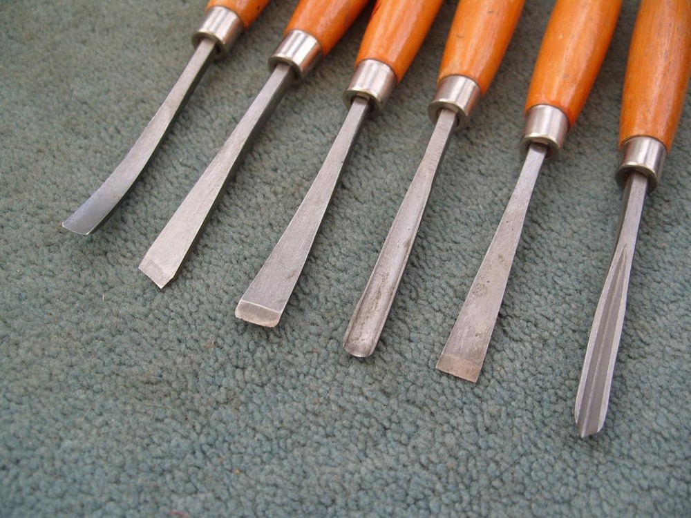 Set of 6 small carving gouges/chisels.