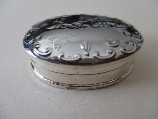 Sterling Silver Pill box Oval shape First Curl Nice design on top 13 Grams