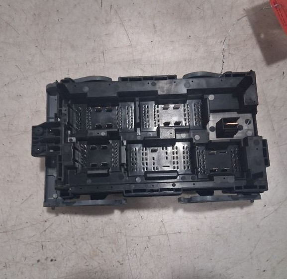 2007-2009 GMC Sierra 1500 Pickup Engine Fuse Box OEM