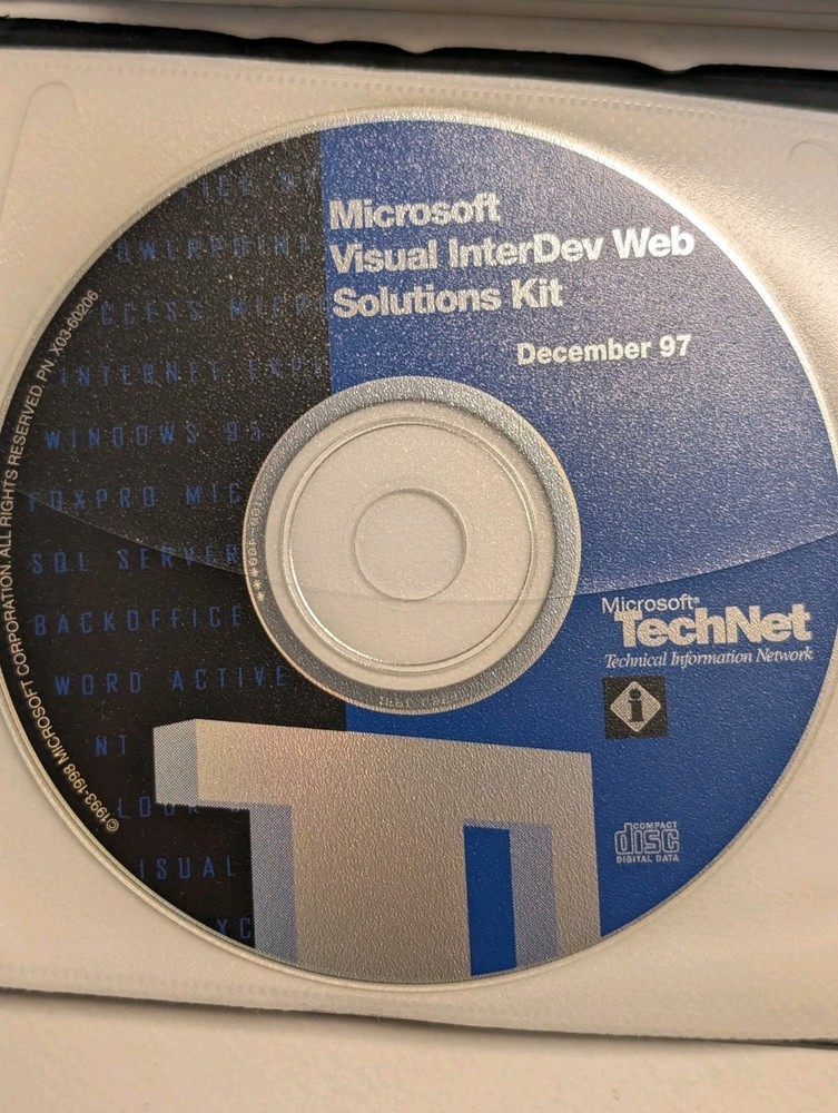 TWO (2) Microsoft TechNet Subscription Binders 64 discs 12/97 - 4/2000 PRISTINE