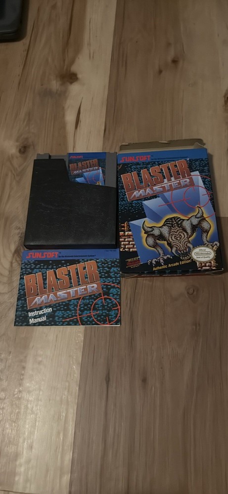 NES System Console / 2 Controllers / 1 Zapper / 4 Games / Read Description