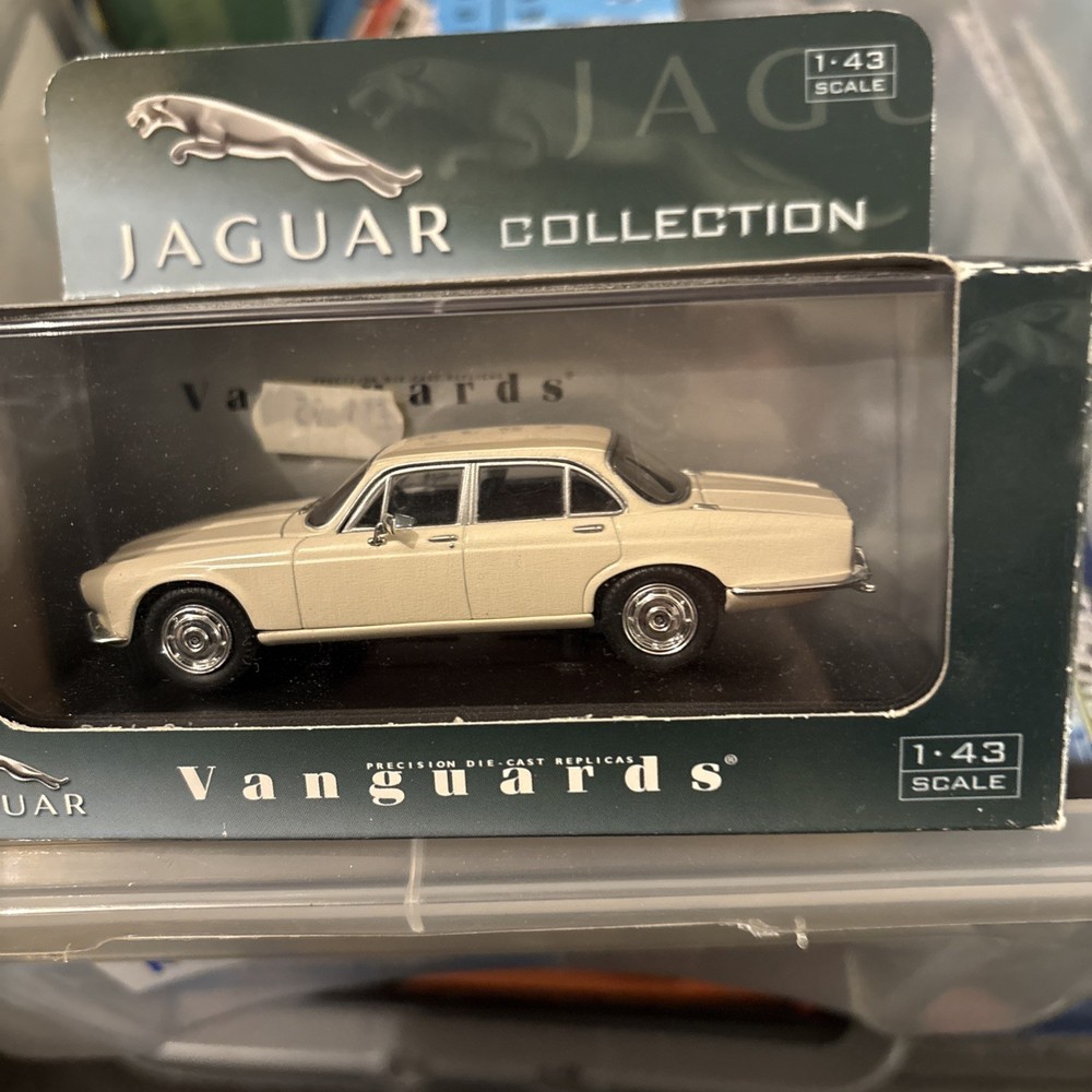 VANGUARDS VA08801  DAIMLER.(white)