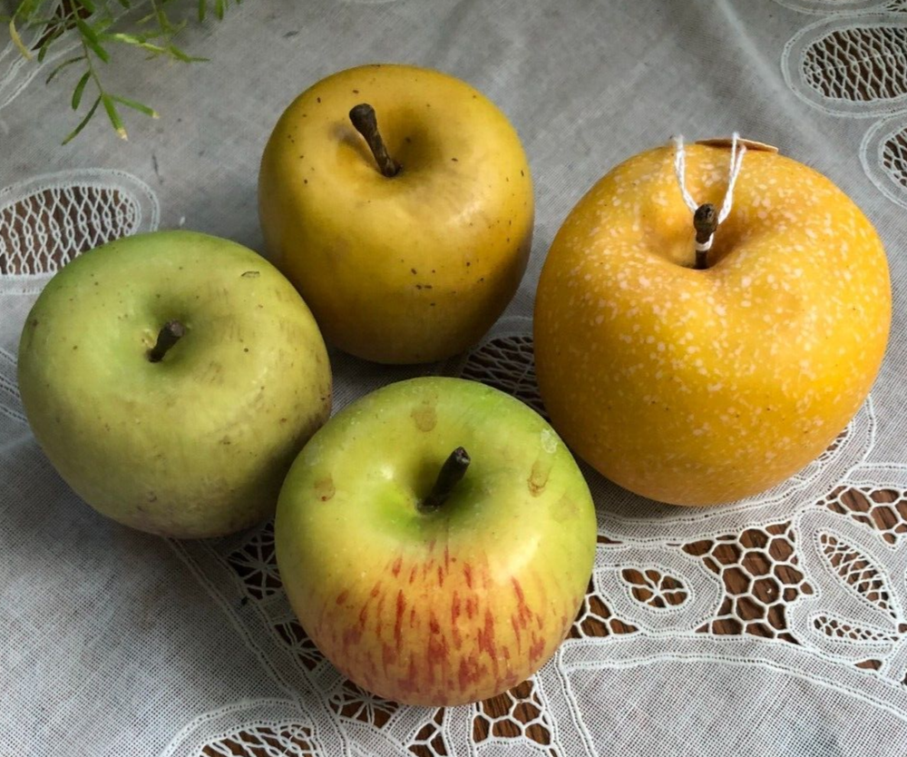ASSORTED REALISTIC FAKE APPLES
