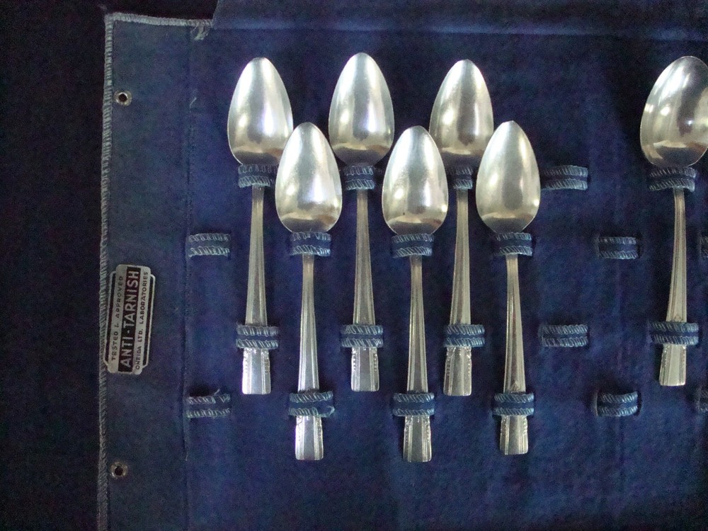 WM A Rogers Oneida Artistic Silverplate 14 Spoons with Case