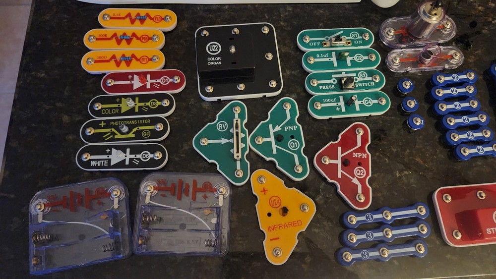 Elenco Snap Circuits Parts: LIGHT Experiments Projects 1-182 Manual Book