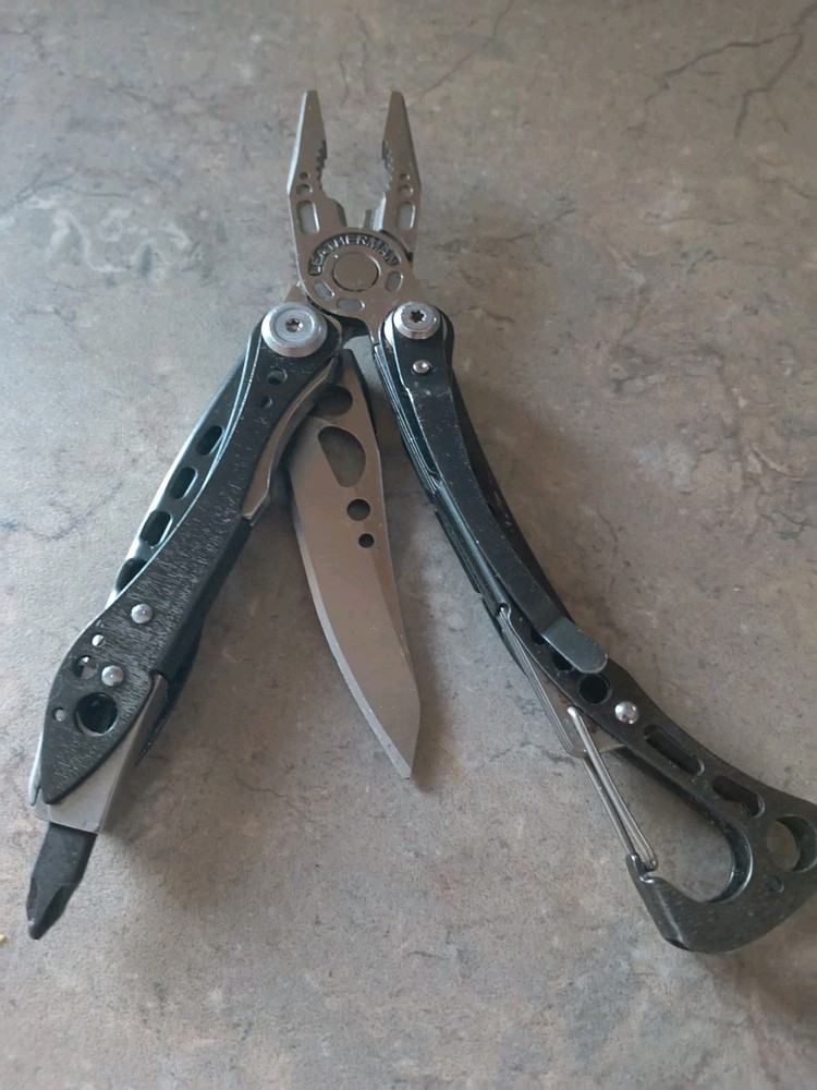 Leatherman Skeletool CX Multi-Tool - Plain Edge 154CM Blade/Sheath