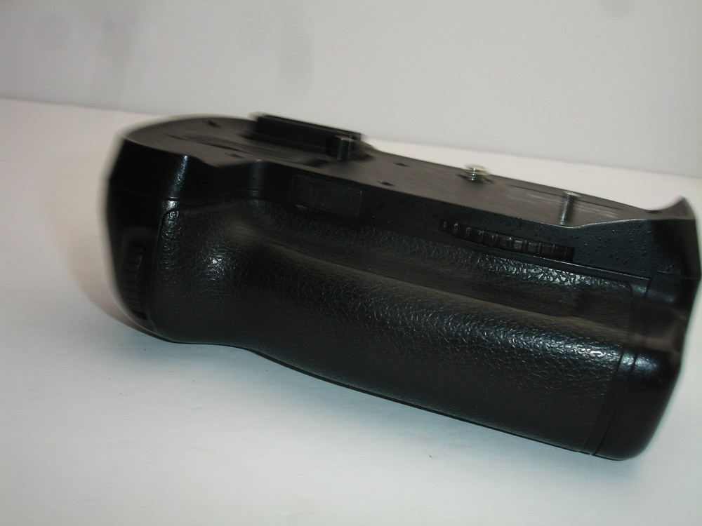 VELLO Vertical Battery Grip for Nikon D7100 D7200 ( Requires Battery ) BG-N11