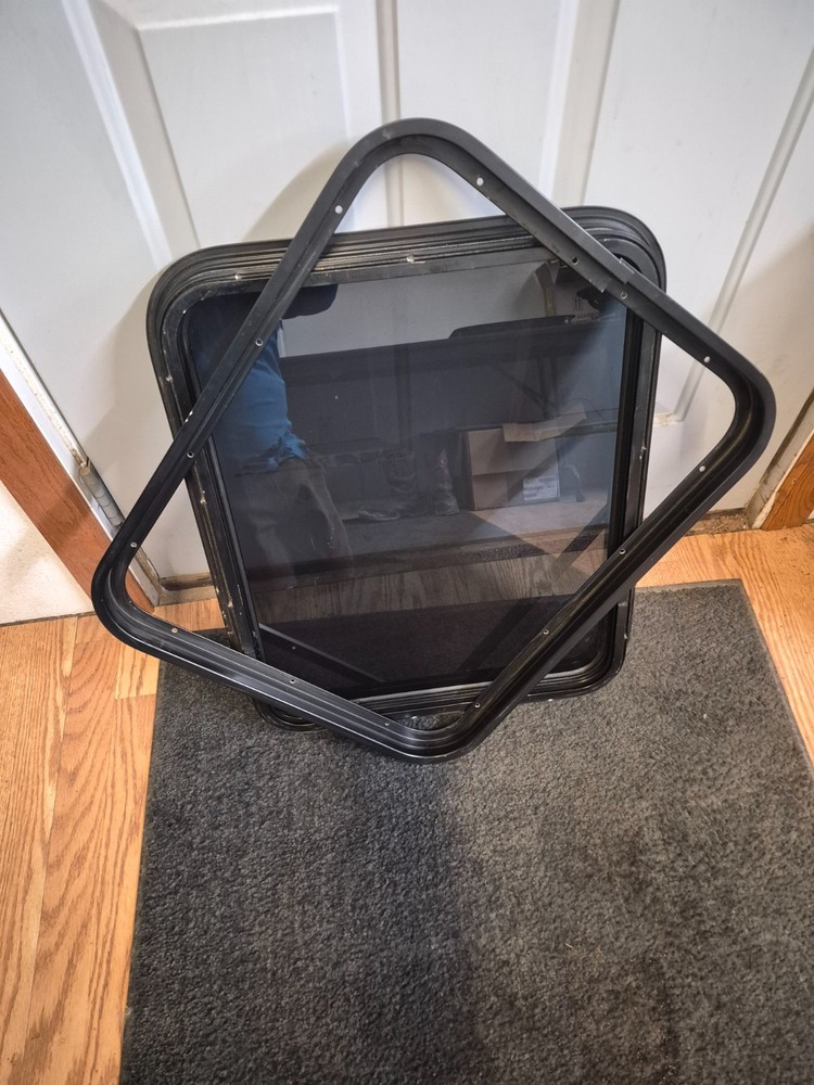 KENWORTH SLEEPER FRAME AND GLASS