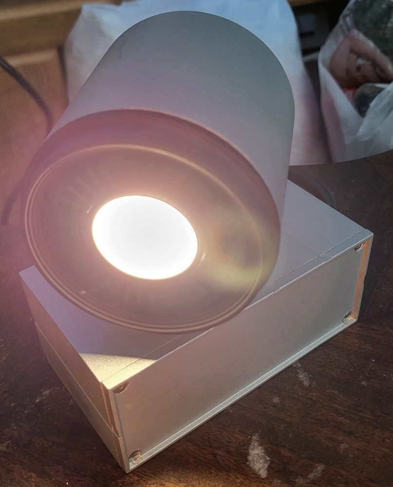 Stand-free Spotlight