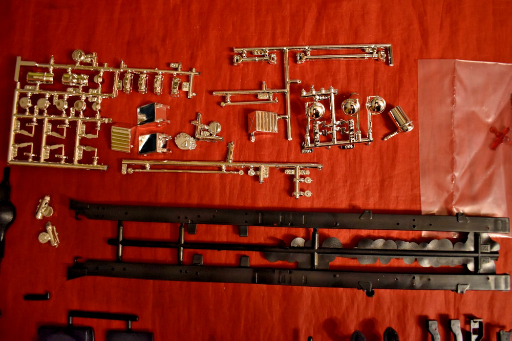 MPC Mack DM800 Chassis and Radiator 1/25