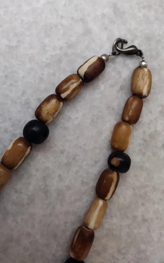 Beautiful vintage plastic necklace