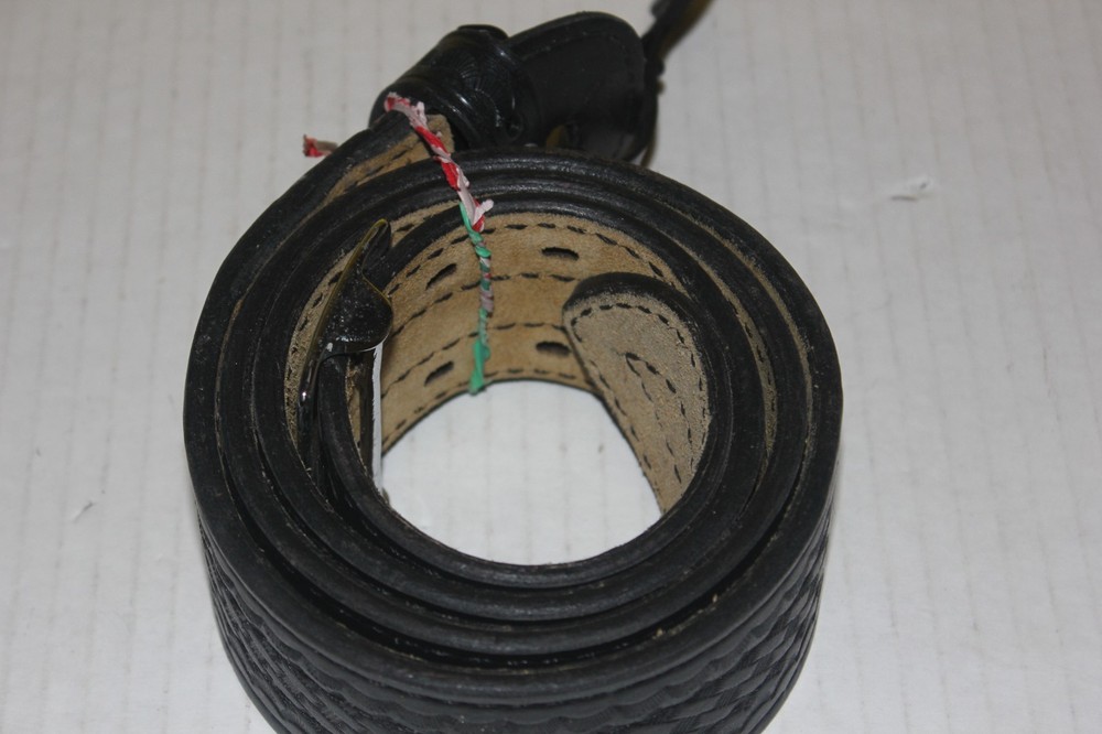 SAFARILAND BELT LEATHER. READ THE DESCRIPTION.