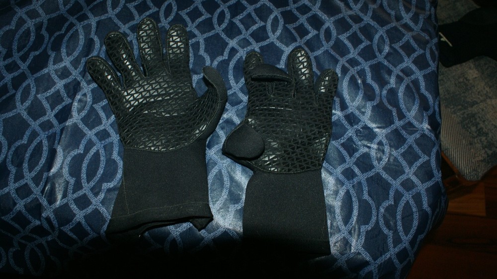 Diving gloves