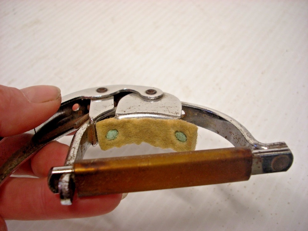 Hamilton KB19A spring lever guitar capo