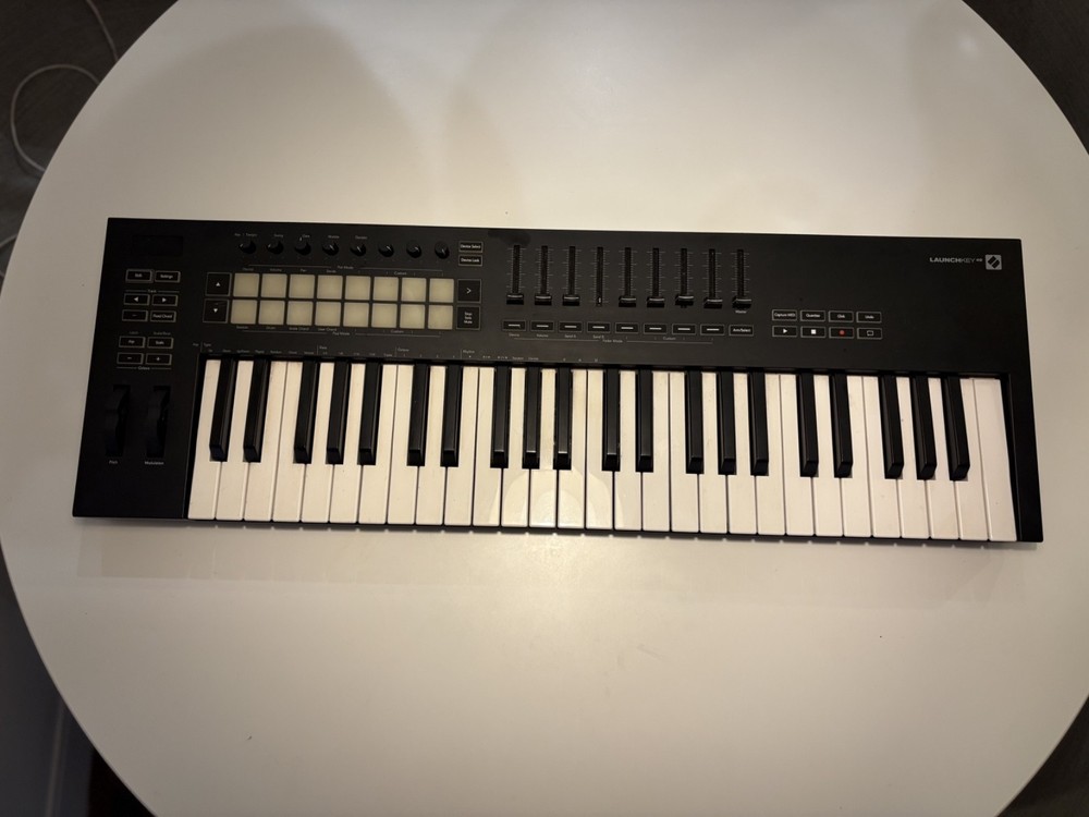 Keyboard Novation Launchkey 49 with Pad Triggers