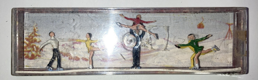 Merten HO 2227 Figure Skaters