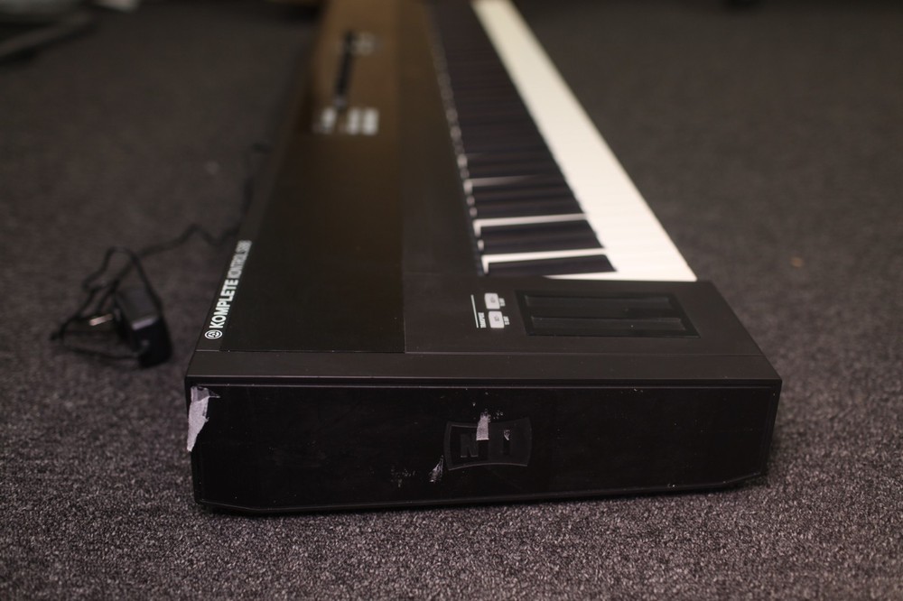 Native Instruments Komplete Kontrol S88 MIDI Keyboard Controller