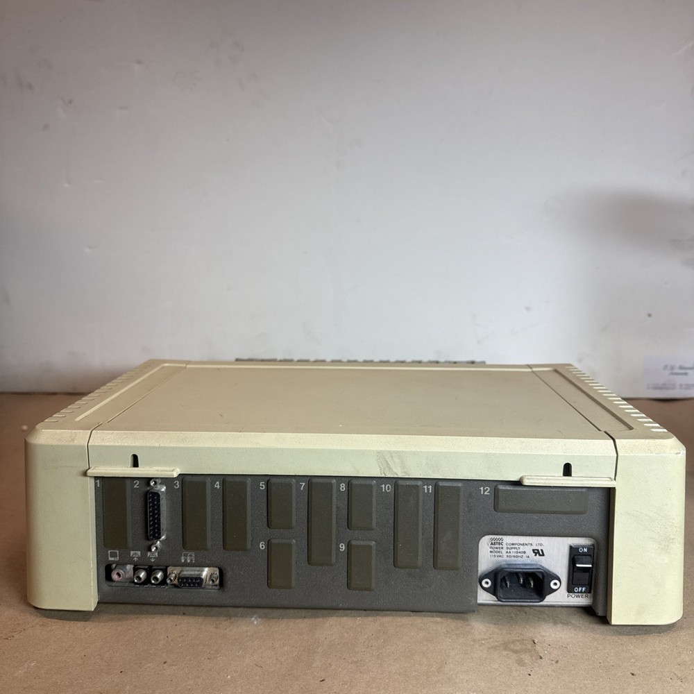 Apple IIe A2S2064 Vintage Personal Computer. Power Tested. Light On.