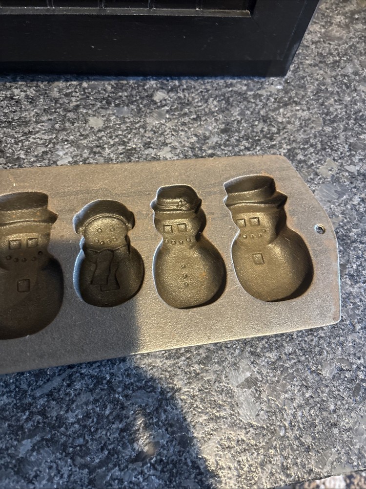 Cast Iron Snowmen Baking Pan