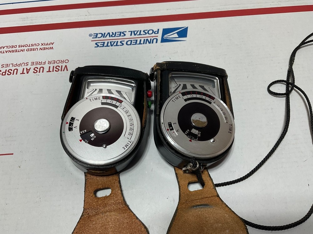 2 VINTAGE SOLIGOR SELECTOR CDS LIGHT METER WITH ORIGINAL LEATHER CASE.