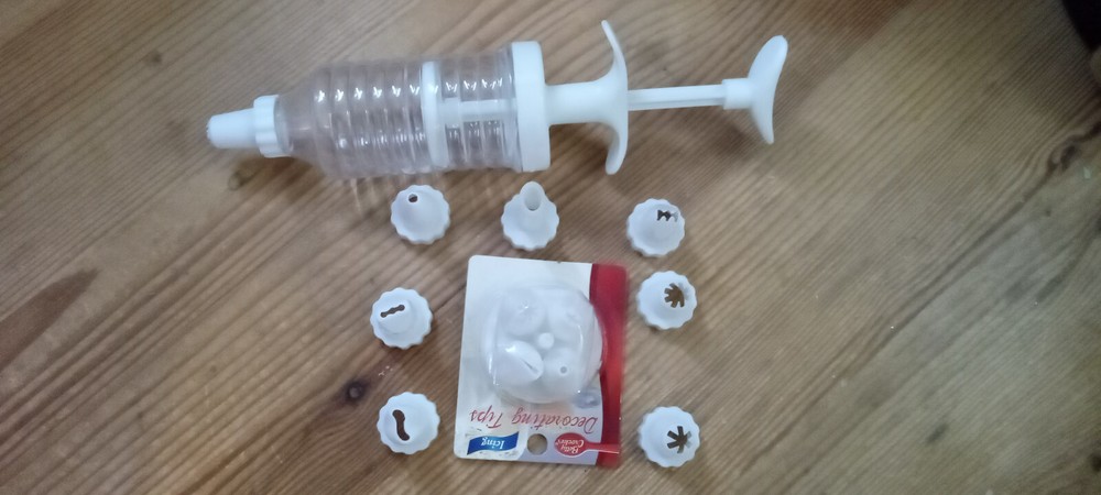 reusable plastic cake icing decorator tool