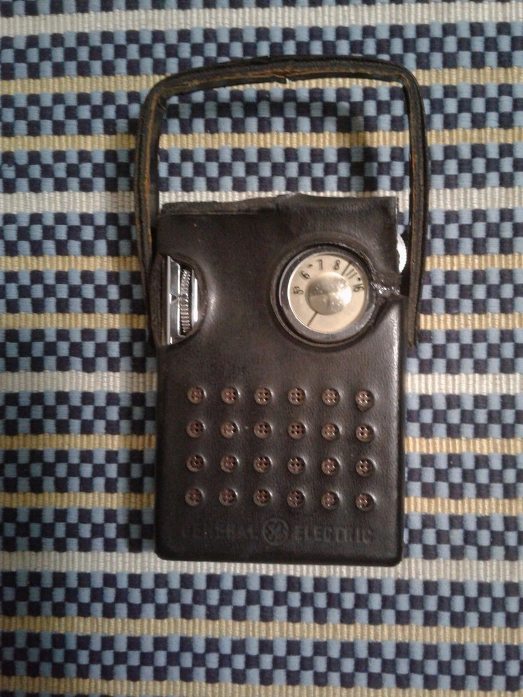 G E Model P-850c vint. 7-transistor, ser-4142. leather case, wrist strap, tested