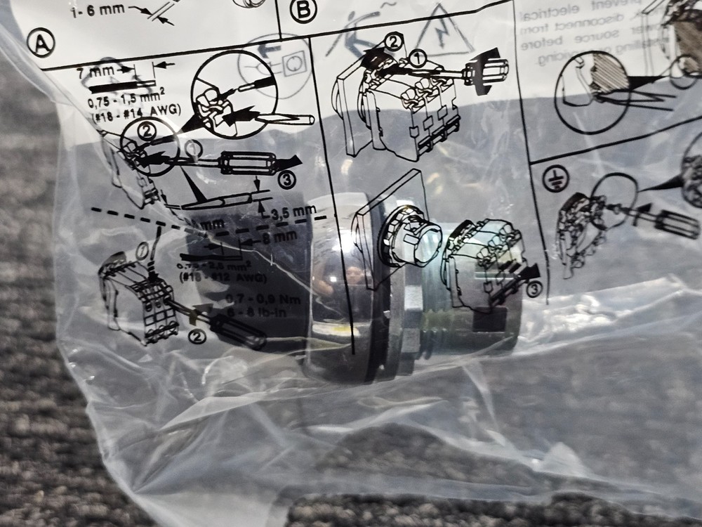 Sprecher & Schuh D7M-SB32 Spring Return Selector Switch Black Replacement