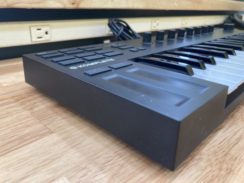 Native Instruments M32 Komplete Kontrol Keyboard Controller