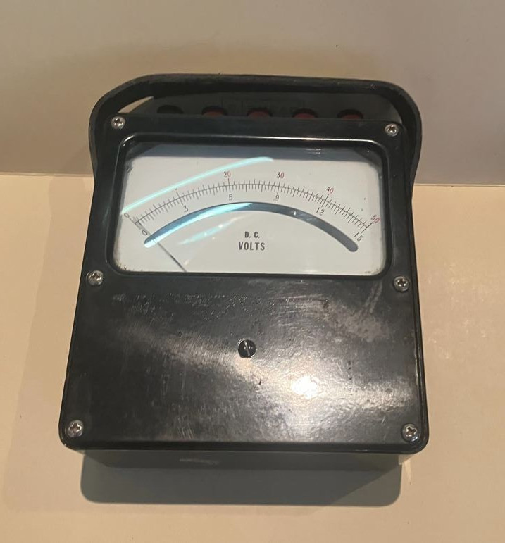 Precision Lab-Quality DC Voltmeter with Mirror Scale and Carrying Strap